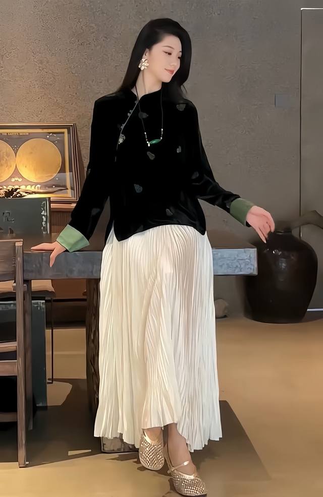 Best hit! This Chinese-style embroidered eight-treasure gourd velvet top with a