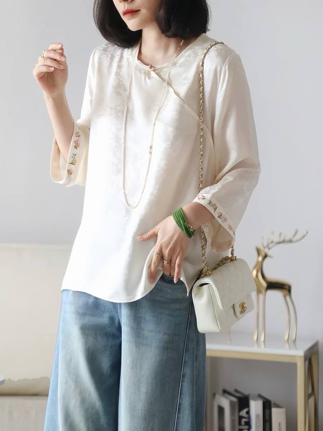 Best hit Chinese embroidered buttoned top with a loose fit that is suitable for