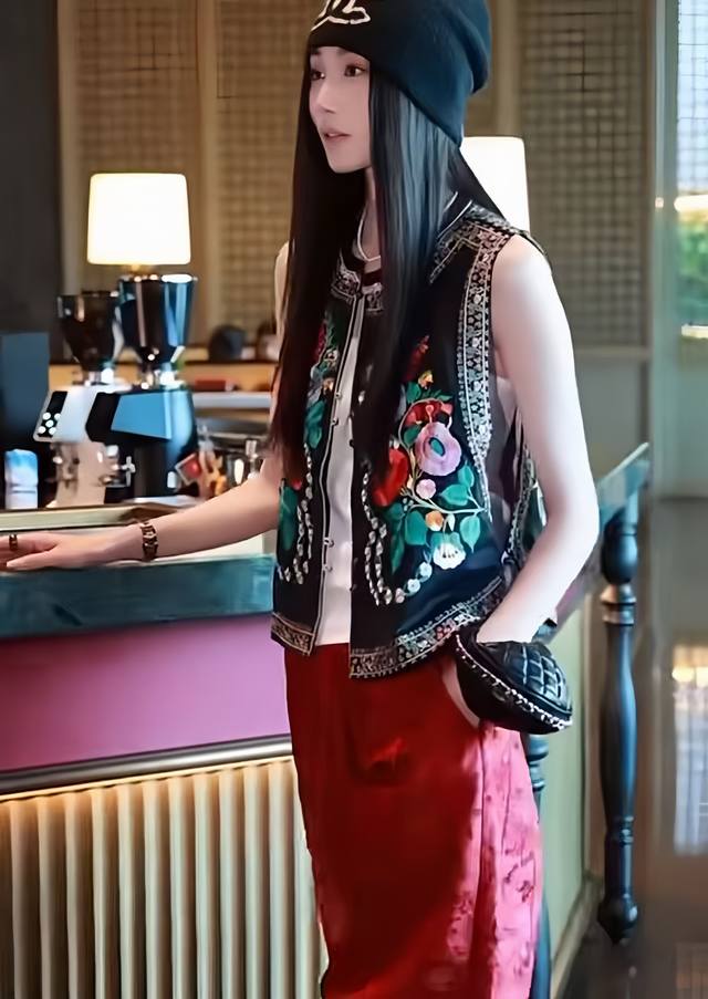 Grab the hot item high-end Chinese embroidery button vest heavy embroidery high-