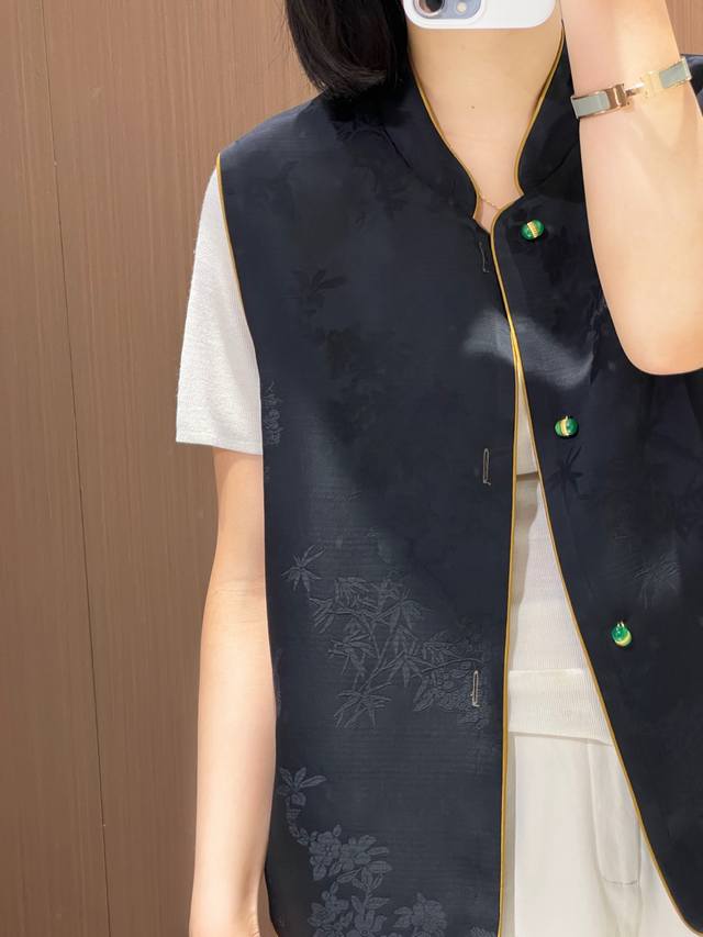 New arrival, double-sided and double-wearing, very textured vest, running quant