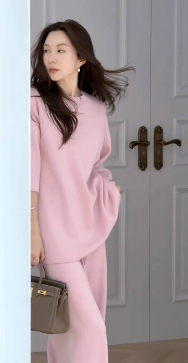 The hot-selling knitted suit is gentle and high-end. The loose version of the to