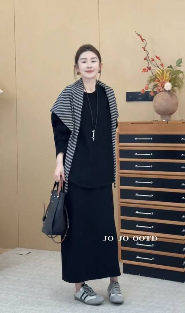 Relaxed and lazy suit. The loose top is simple and elegant, and the perfect drop