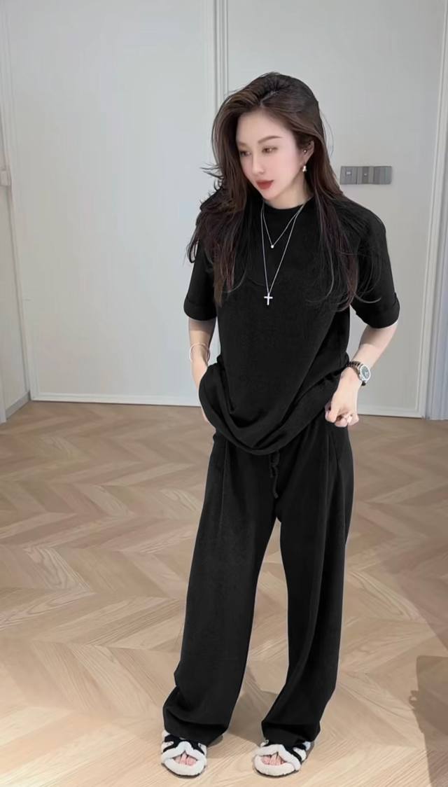 A black casual suit with a lazy atmosphere. The loose black T-shirt has a crisp