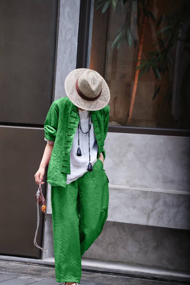 The high-end and elegant satin buttoned new Chinese suit is finished with a touc