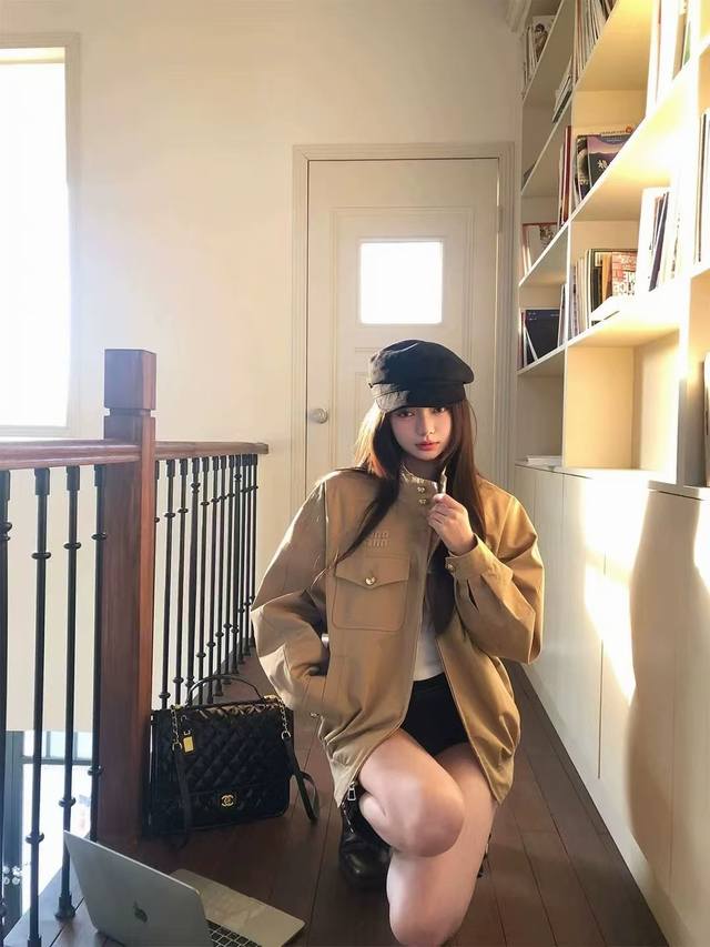 2025 Early Autumn New Miumiu Letter Pocket Retro Stand Collar Workwear Jacket
