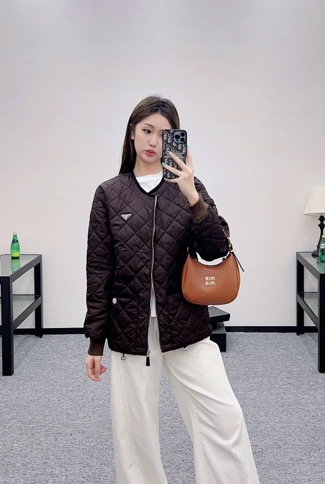 25Ss new cotton jacket is lightweight and warm. Zipper opening design, pocket ou