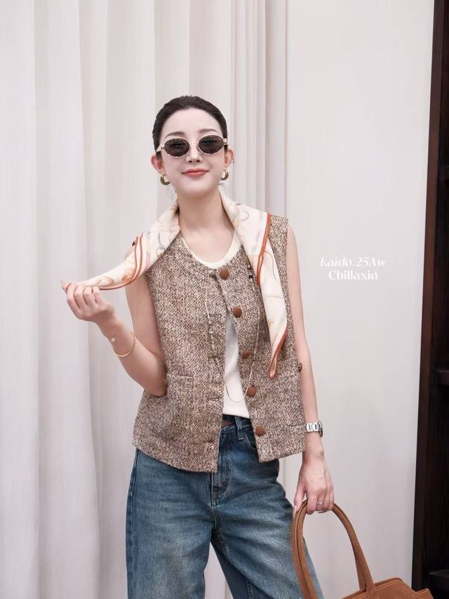 A Chanel-style design with a stylish single-breasted vest. Calm yet dynamic. Th