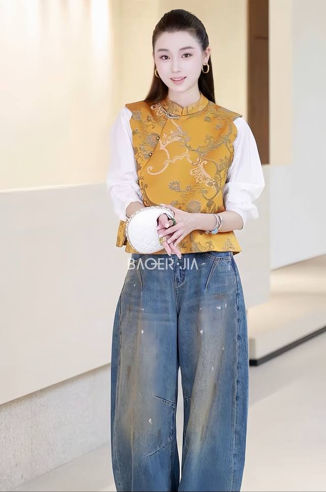 Hot item coming soon! Chinese-style buttoned stand-up collar vest. The stand-up