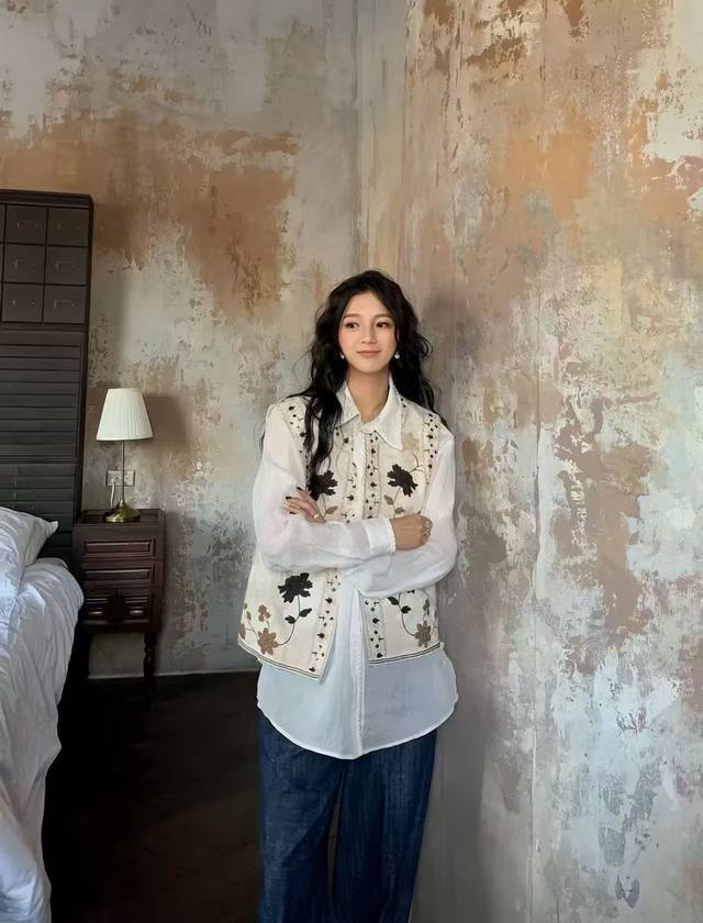 The invincible hit Chinese style exquisite floral embroidered linen vest is lik