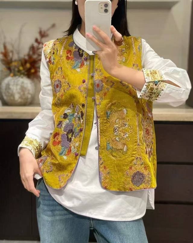 This incredibly popular, heavily crafted Chinese-style embroidered tortoise-cra