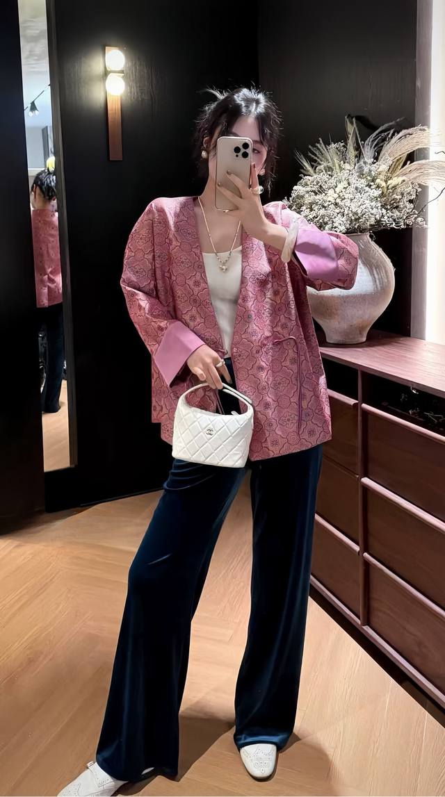 Best hit! This high-end new Chinese jacquard buttoned jacket features exquisite