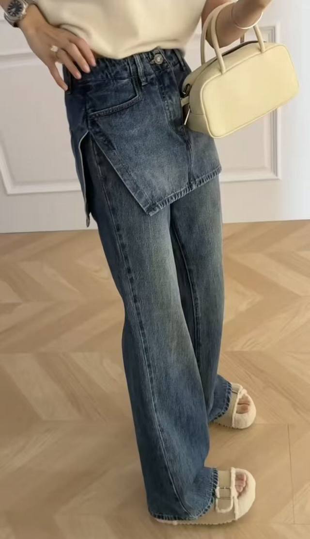 This hot-selling jeans are so stylish! The unique culottes and trousers combine