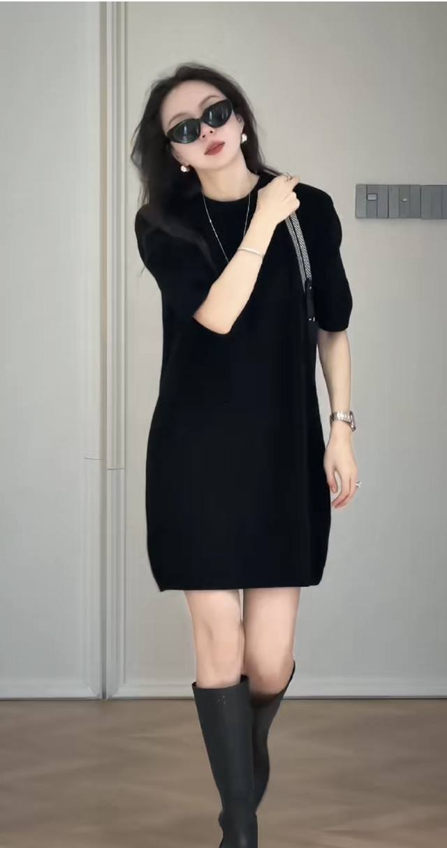 Romantic and loose knitted skirt with elegant and perfect mid-length sleeves. It