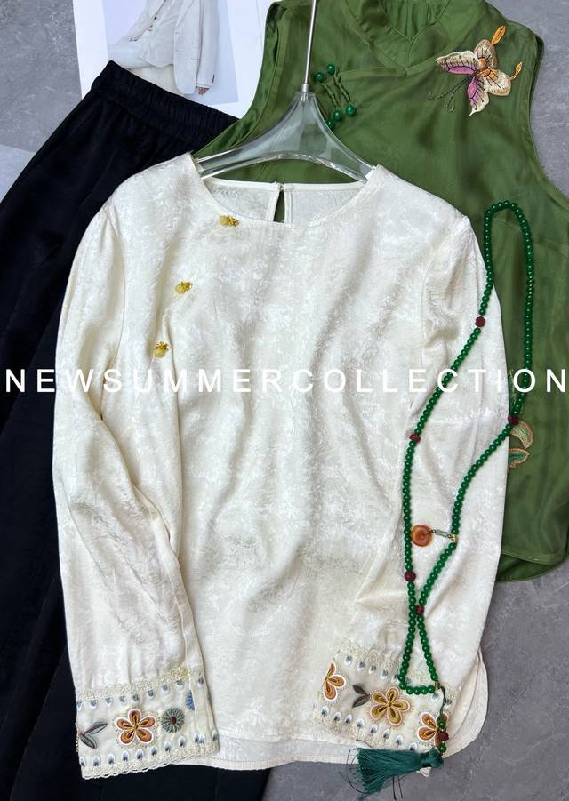 Simple and elegant jacquard beaded embroidered Chinese style shirt has a natura