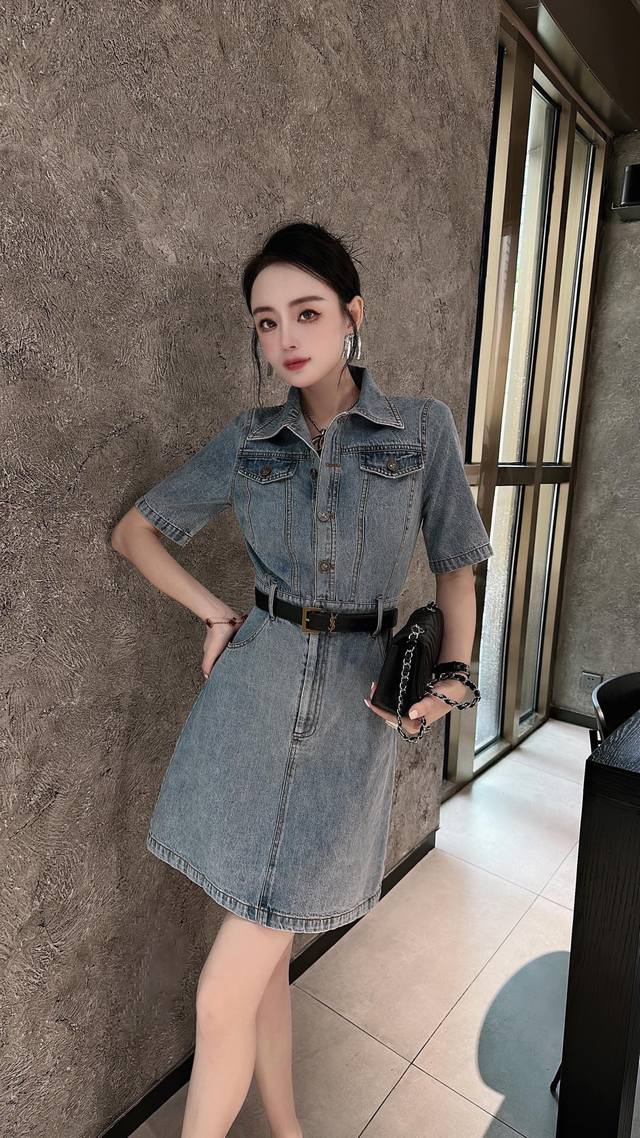 Retro blue denim dress is super beautiful with a slim waist. A retro denim dres