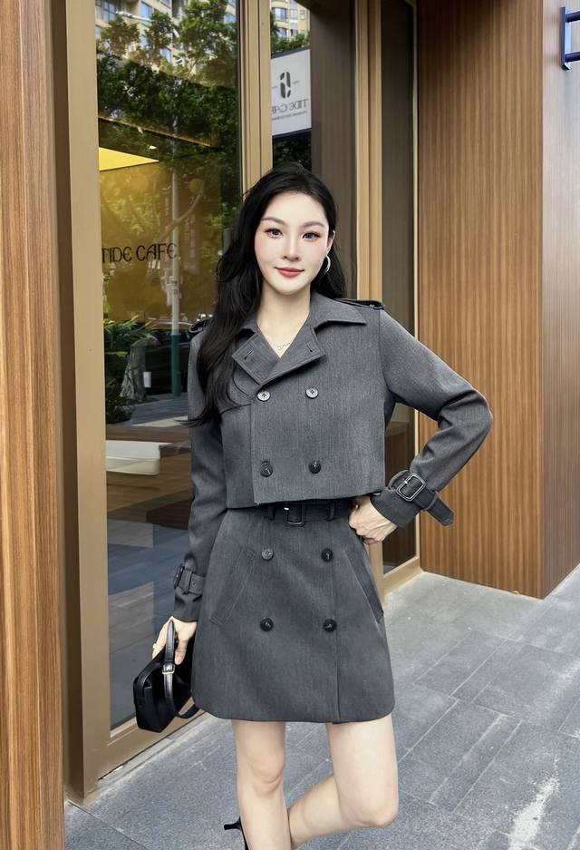 Early autumn new classic small windbreaker suit can be easily created to show t