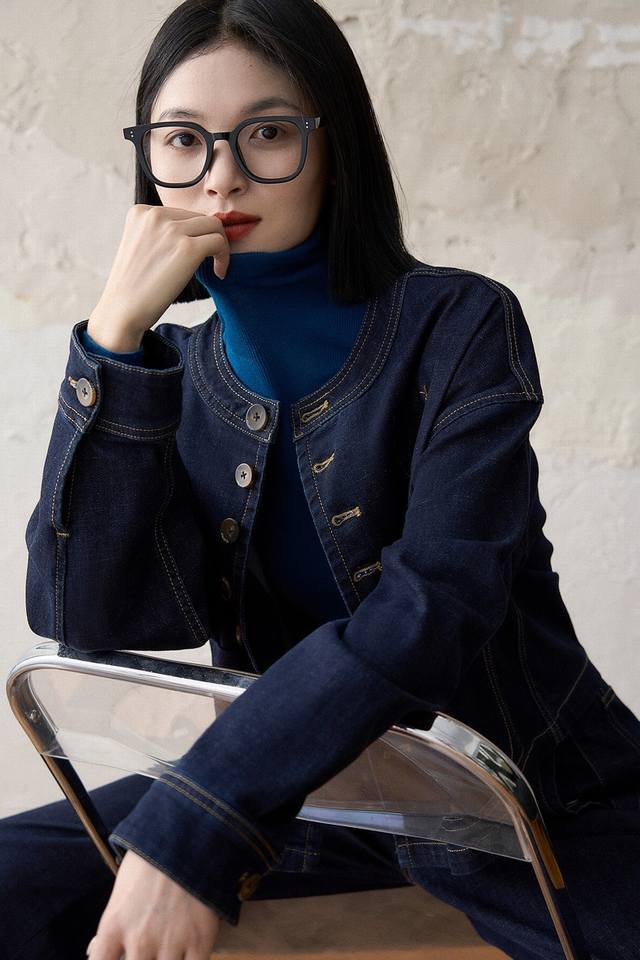 Fashionable contrasting stitching collarless denim short jacket. Lightweight co