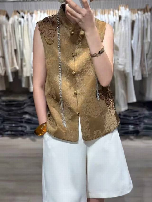 Luxury rayon jacquard vest, the surface of the rayon jacquard fabric presents a