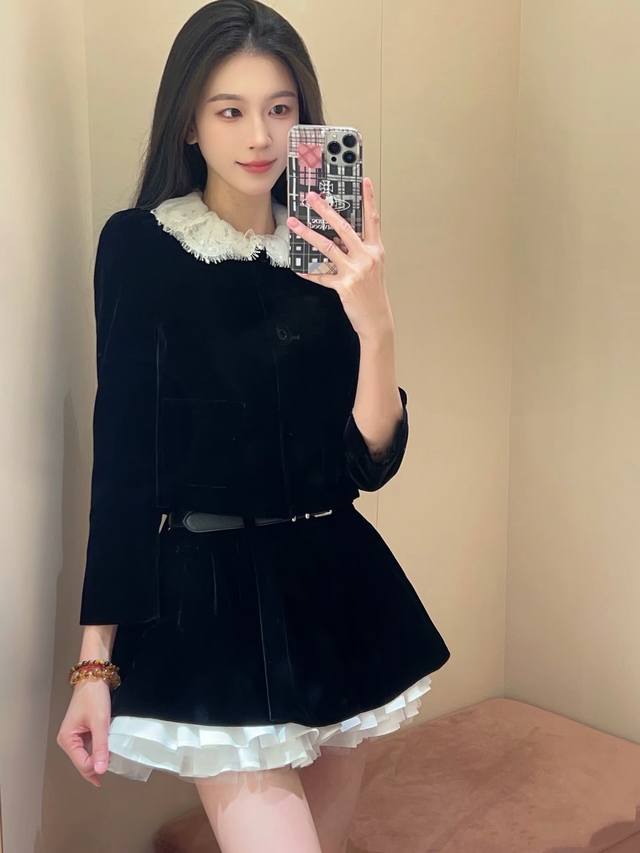 Miumu 2025 early autumn new style this season's Juejuezi velvet jacket. Her bran