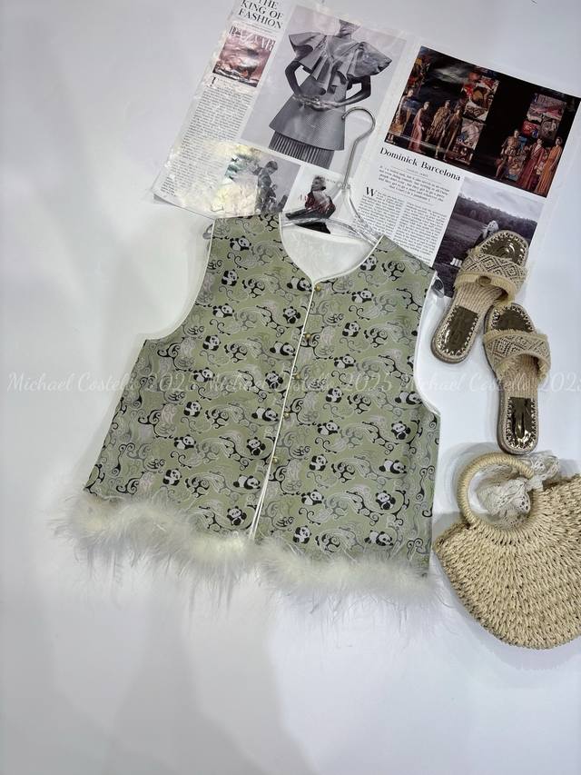 A hot-selling design with an elegant temperament. The feather hem vest has a re