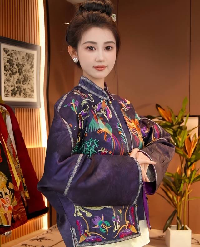 Beautiful, noble and elegant Miao embroidery coat, the heavy embroidery is luxu