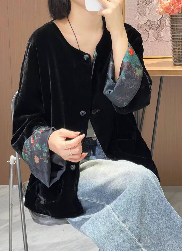The best-selling Chinese-style high-end double-sided velvet jacket has a neat o