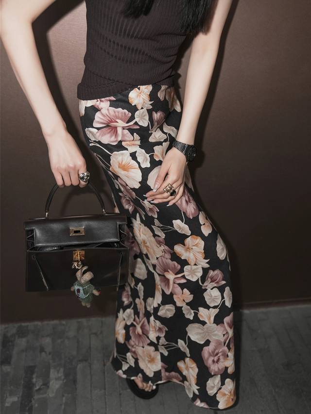 The elegant and graceful high-end flower print skirt is fascinating. The dark br