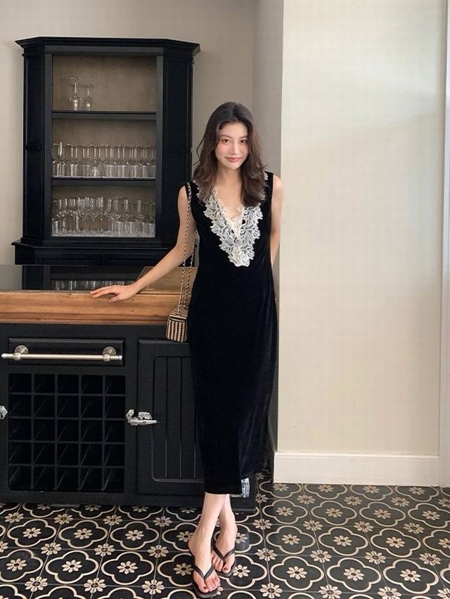 Heavily hand-beaded, lightly luxurious V-neck lace beaded silk velvet dress. Vel