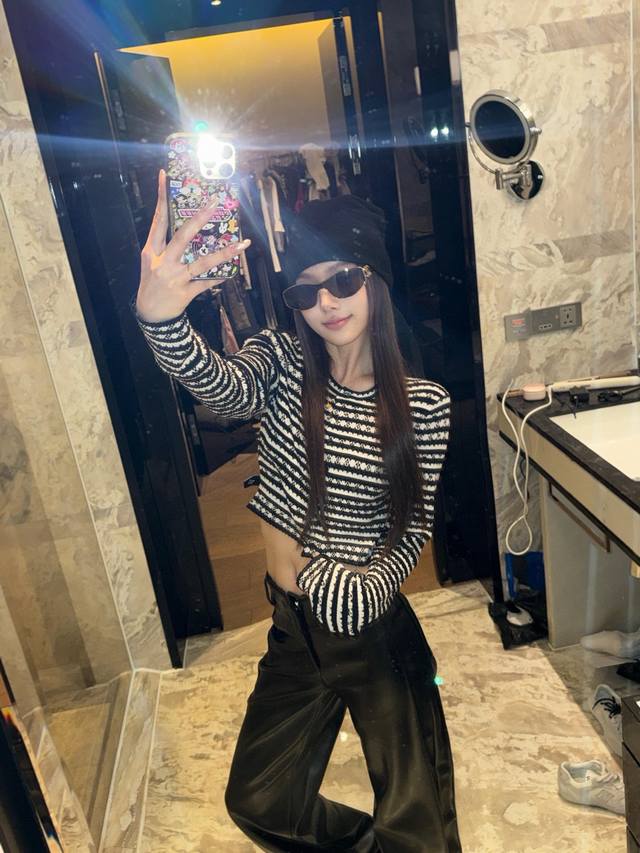 The donkey striped cardigan is a short version that shows the proportion of the