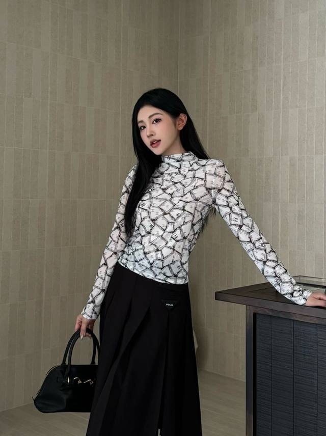 Sml 25Ss The latest early autumn turtleneck pullover base shirt, embellished wit