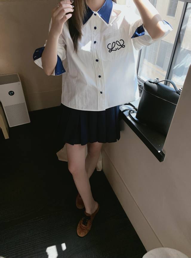 25Ss new color-block shirt with contrasting collar and cuffs stands out. Short s