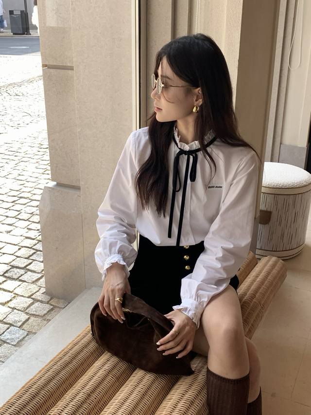 Exquisite and elegant 25Fw velvet tie bow shirt has a French retro feel and a m