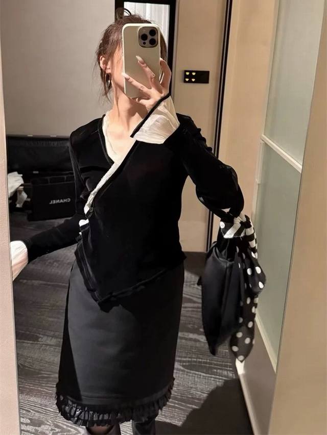 Unique and chic black and white spliced V-neck flared sleeve blouse, the velvet