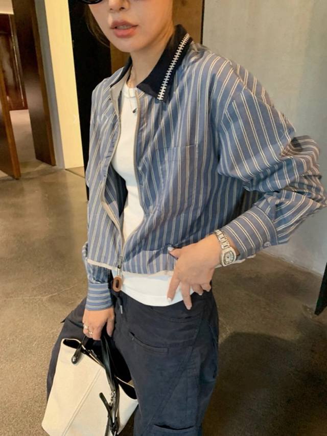 Shaping the golden ratio, the Miu-style vertical striped shirt is a fashionable