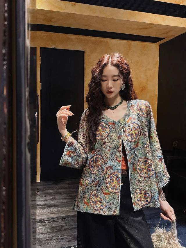 Dunhuang retro silk rayon slant collar gold print jacket. The silk pattern uses