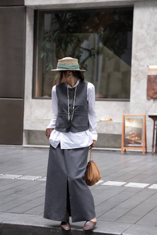 A hot-selling set featuring a minimalist, old-money style. This elegant vest sk