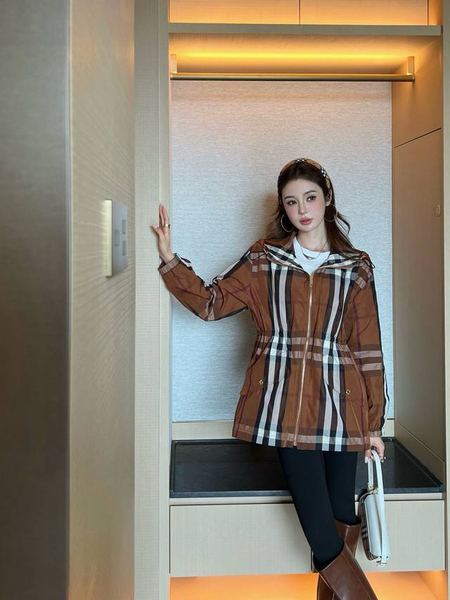 Bur* Plaid hooded jacket with inner drawstring design makes the whole version th