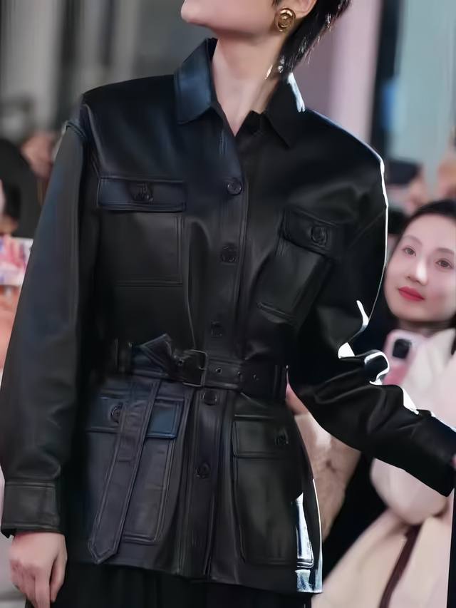 Classic and versatile mid-length leather jacket. Classic lapel leather jacket em