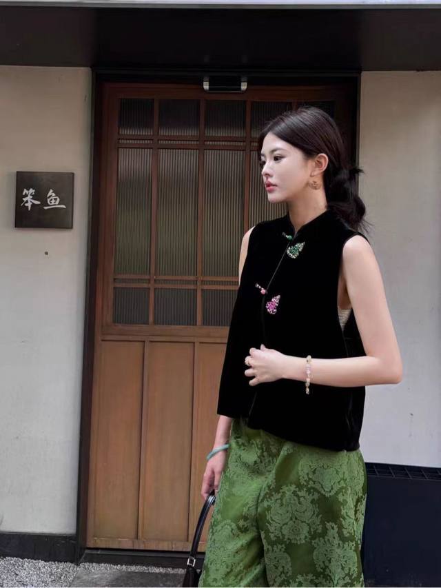 Purely handmade beads 2025 early autumn new style silk velvet vest new Chinese