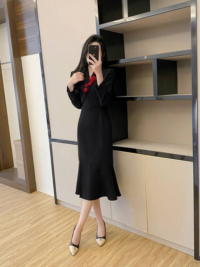 This Dior dress, with its sharp suit collar, exudes the sophistication of a prof