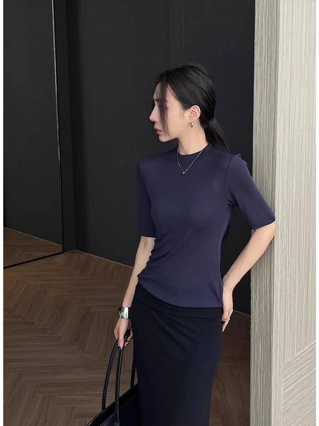 A versatile and minimalist, lazy-style slim-fit wool base shirt. Gentle, smart a