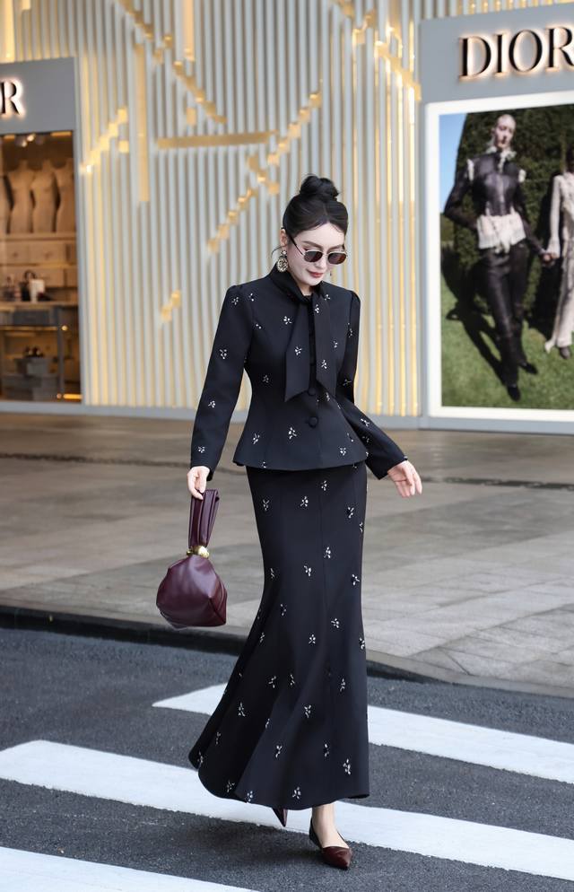 Flowing collar, heavy embroidery and beading, waist drawstring, temperament fish