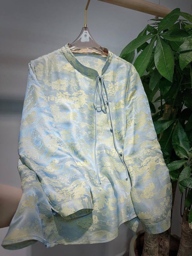 A hot new style of silk interwoven two-color jacquard fabric! A very stylish on