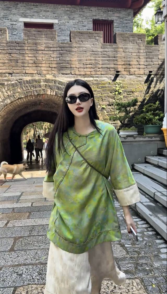 100% turquoise grass-dyed silk top The gradient color is like morning dew on le