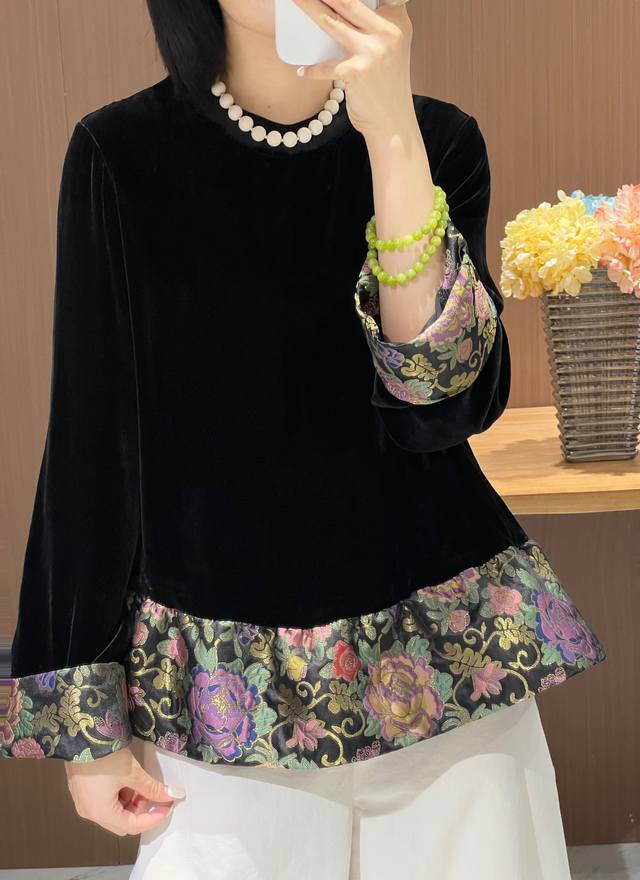 New set with Retro elegant high-end round neck stitching hem lace top Material: