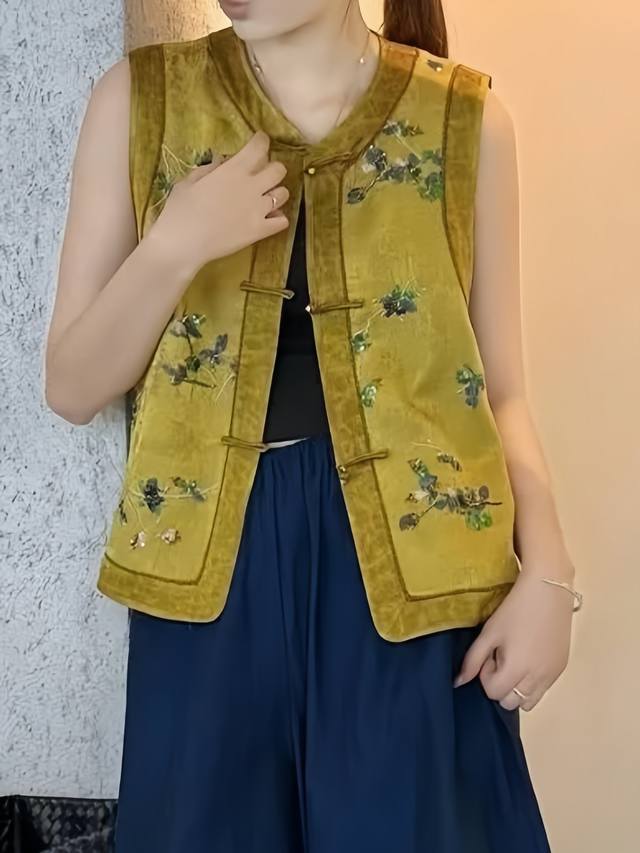 This exquisite Chinese jacquard sequined vest has a classic button design, and