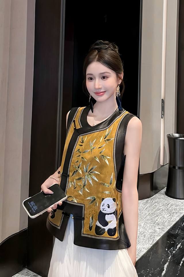 Exquisite Chinese embroidered patchwork leather vest with exquisite bamboo leaf