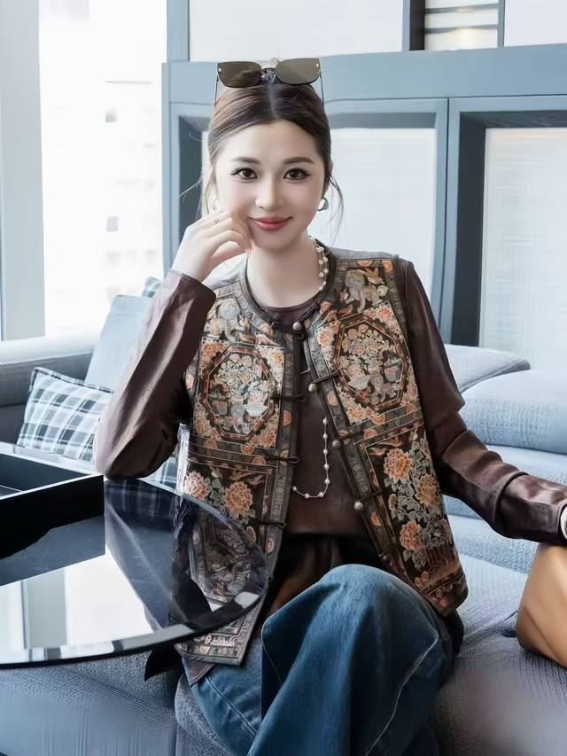 Heavy Chinese embroidery vest features rich and exquisite embroidery patterns an