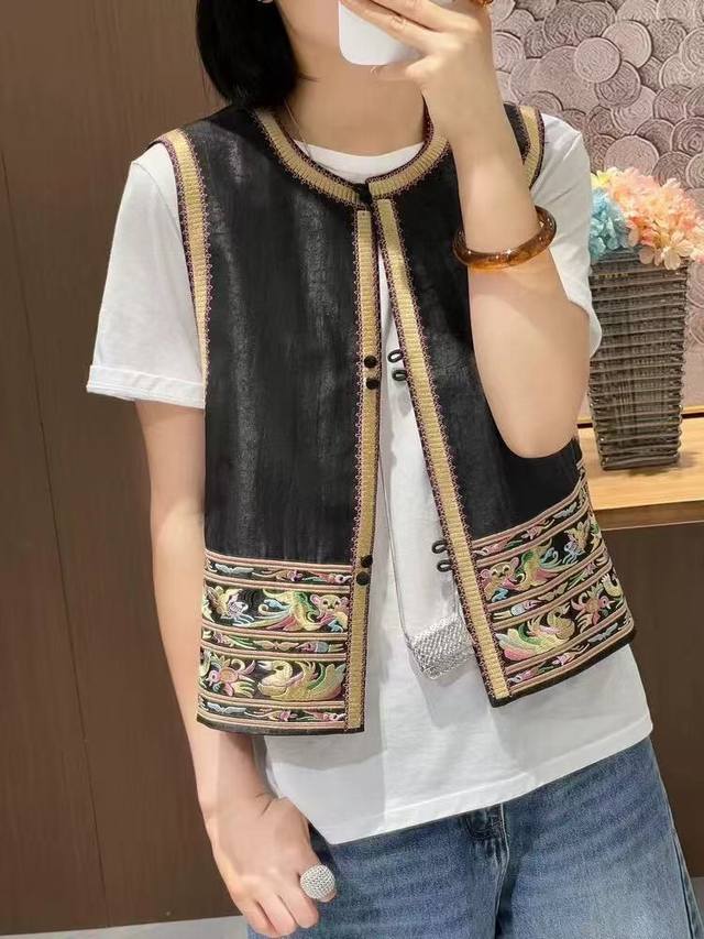 Retro Chinese style heavy embroidery vest. Exquisite embroidery is lifelike and