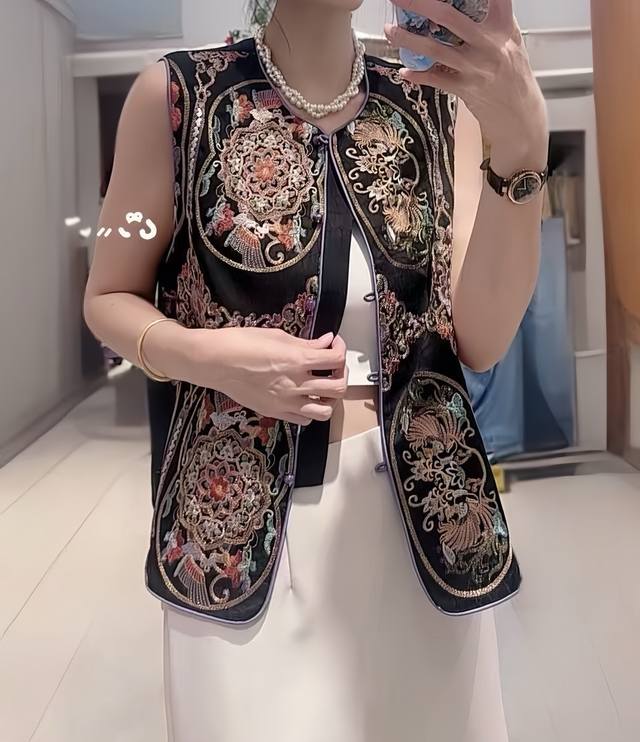 Heavy Chinese embroidery and crackle-patterned vest. Exquisite embroidery presen